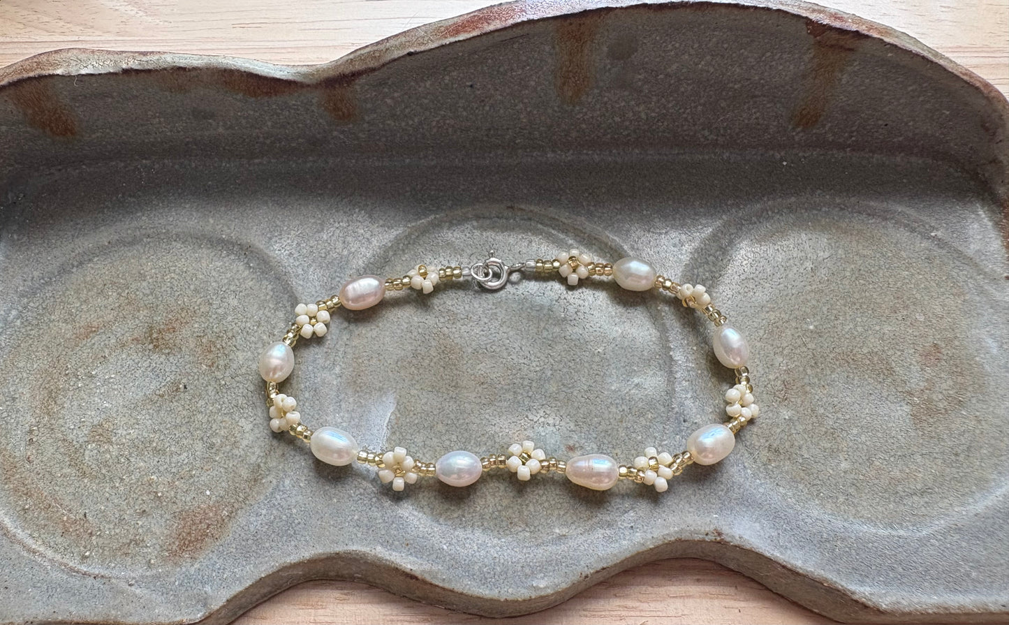 bracelet - og daisies & pearls (shorter)