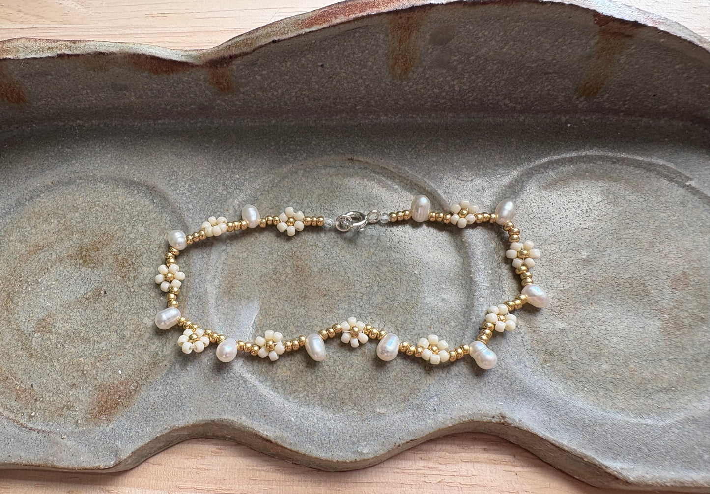 bracelet - drop pearl & daisies (shorter)