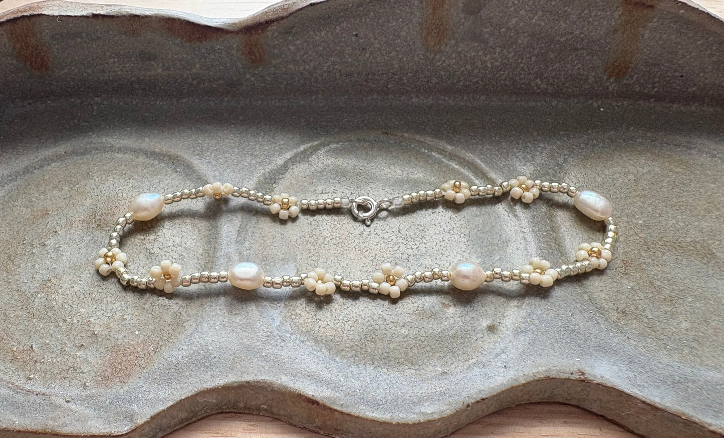 bracelet - double daisies & pearls (longer)
