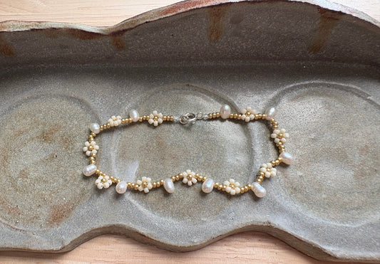 bracelet - drop pearl & daisies (shorter)
