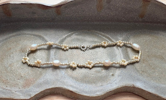 bracelet - double daisies & pearls (longer)
