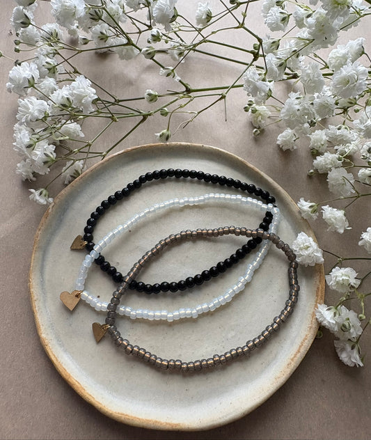 bracelet - heart charm - gray/white